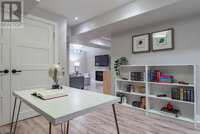 407 Baverstock Crescent — photo 32 of 40