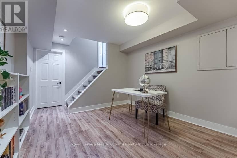 407 Baverstock Crescent — photo 33 of 40