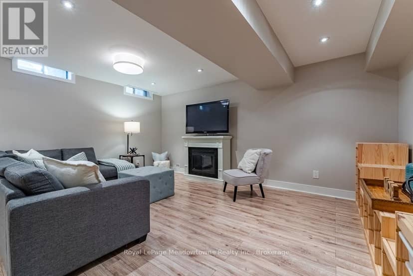 407 Baverstock Crescent — photo 34 of 40