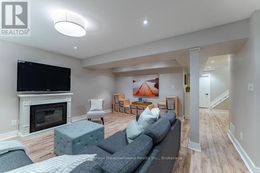 407 Baverstock Crescent — photo 37 of 40