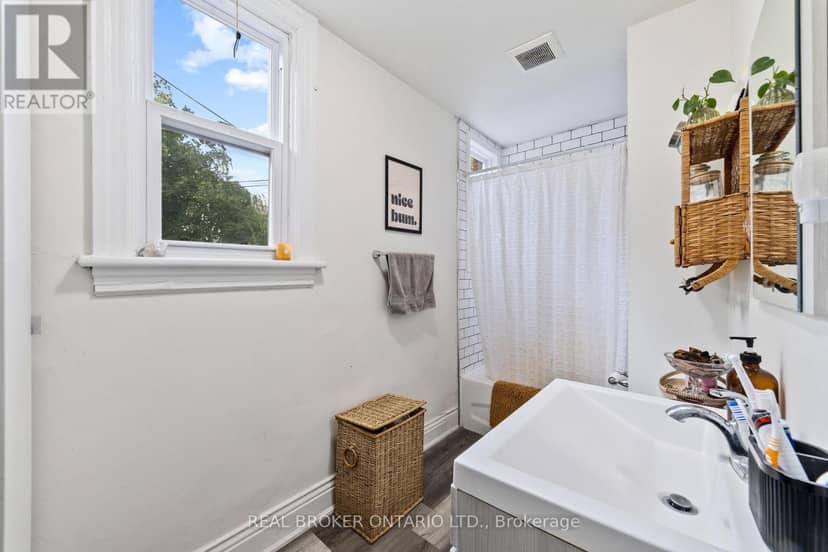 188-190 Caroline Street S — photo 27 of 32