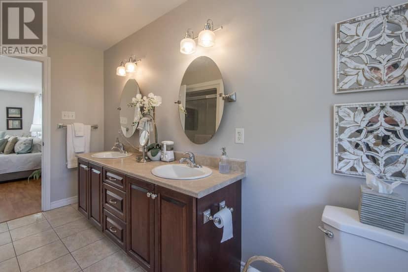 931 King Street — photo 34 of 40