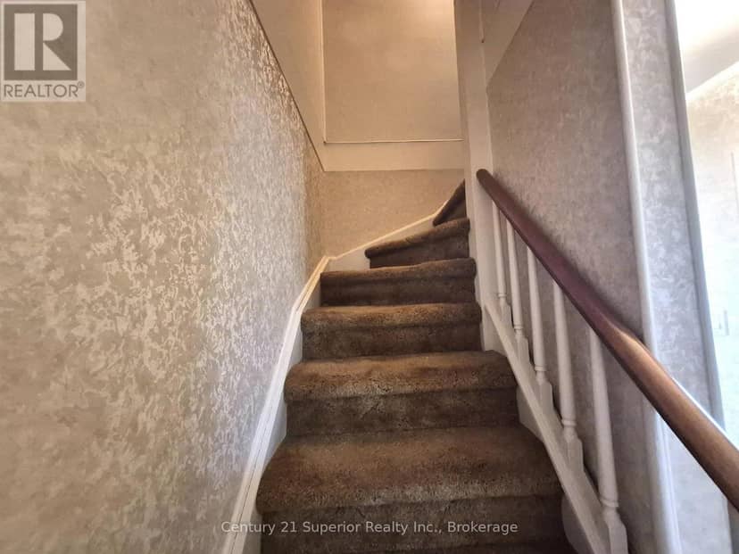 2 Laurier Ave — photo 13 of 40