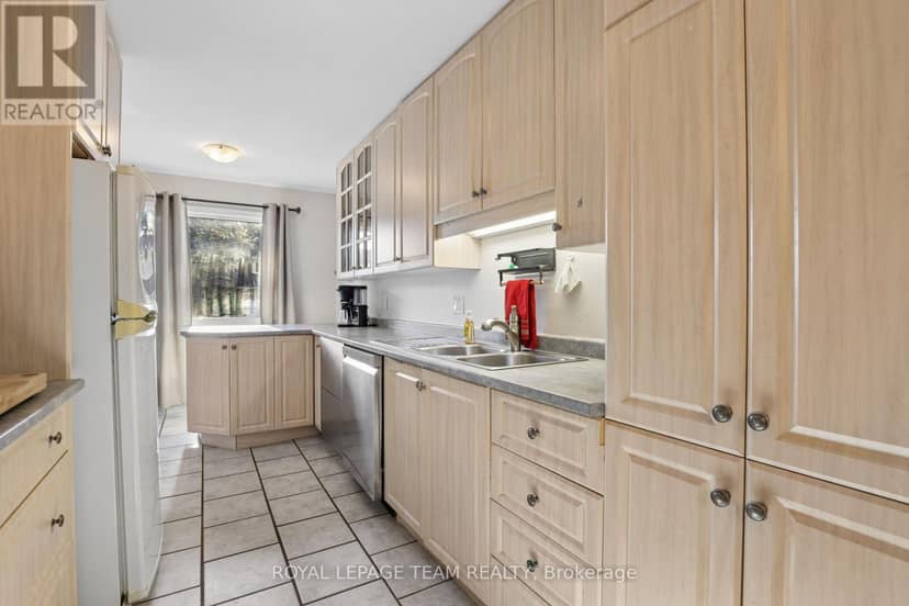 1133 St Emmanuel Terrace — photo 11 of 40