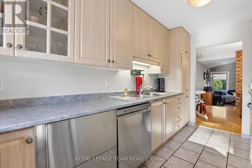 1133 St Emmanuel Terrace — photo 8 of 40