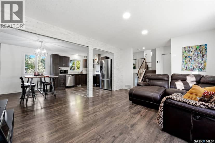 6610 Dewdney AVENUE — photo 7 of 37