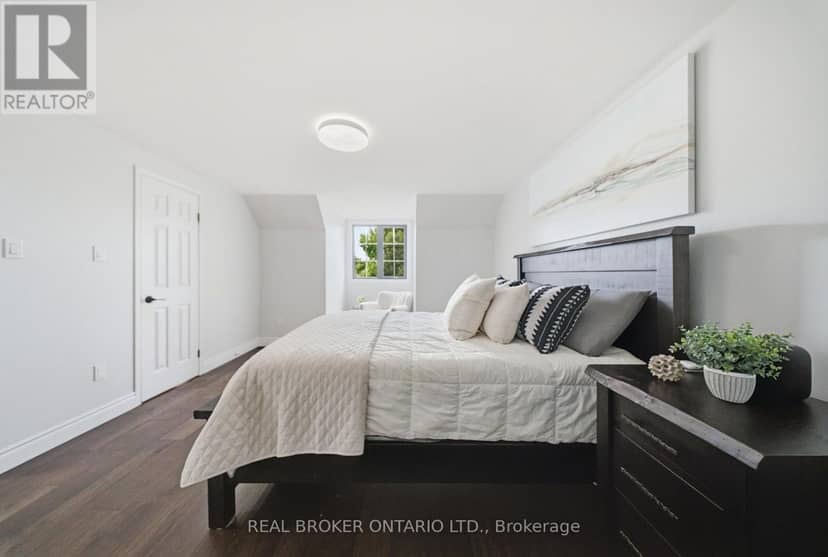19 Boulder Crescent — photo 23 of 40