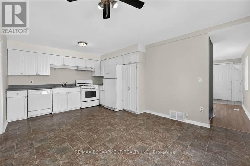 213-215 Maple Street — photo 11 of 40