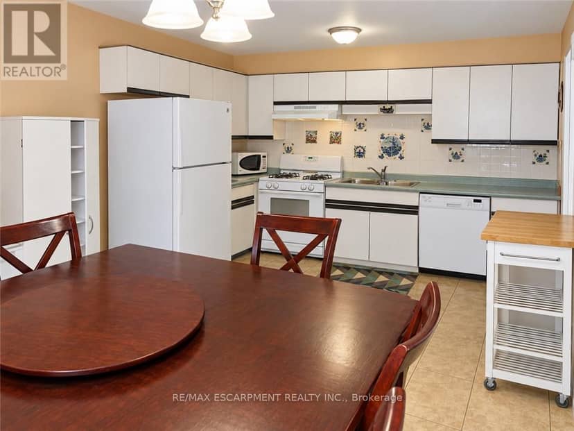 213-215 Maple Street — photo 37 of 40