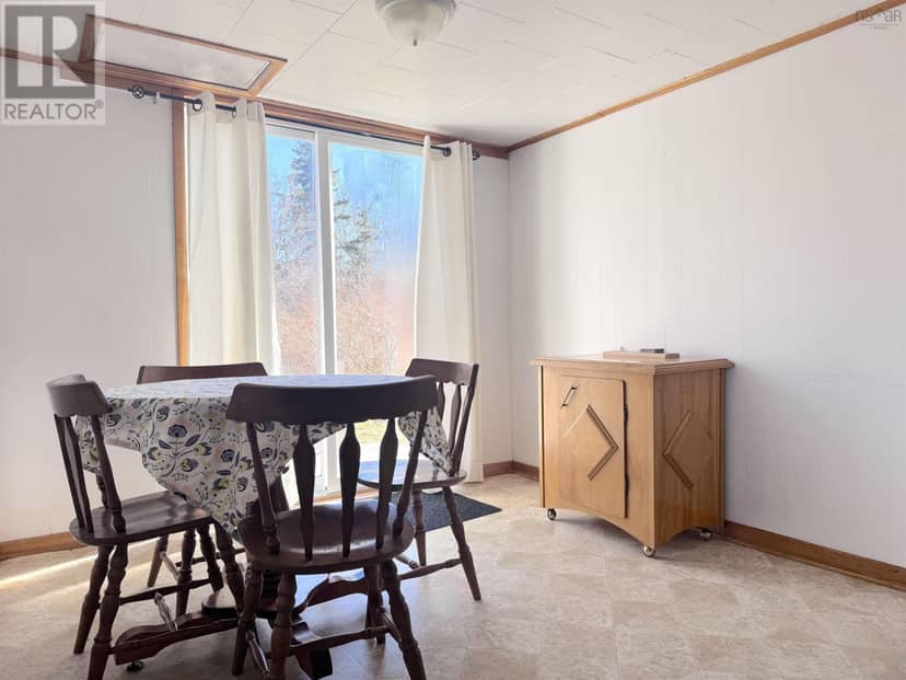 568 Dingwall Road — photo 7 of 13