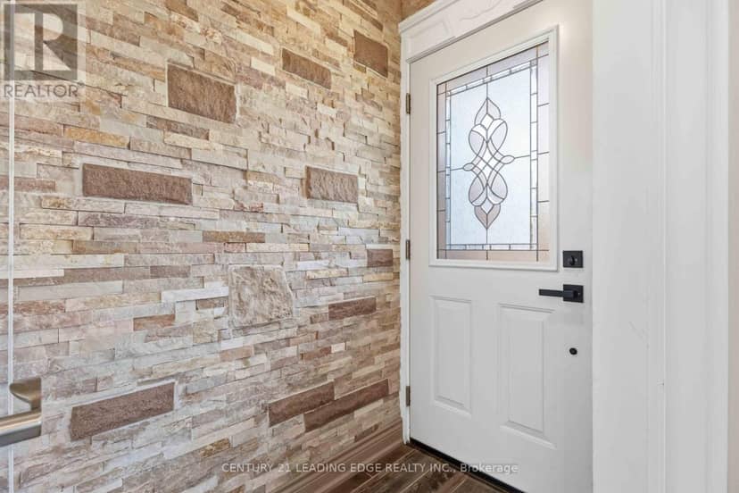 1128 Valley Court N — photo 4 of 34