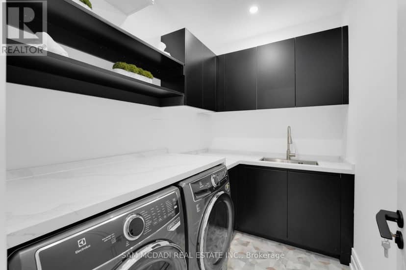468 Saville Crescent — photo 33 of 40
