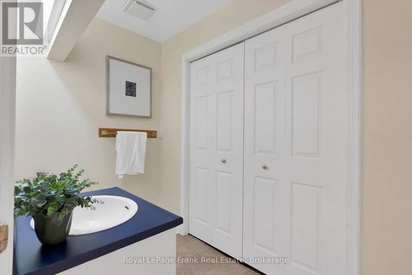 301 - 1 Sherwood Street — photo 11 of 40