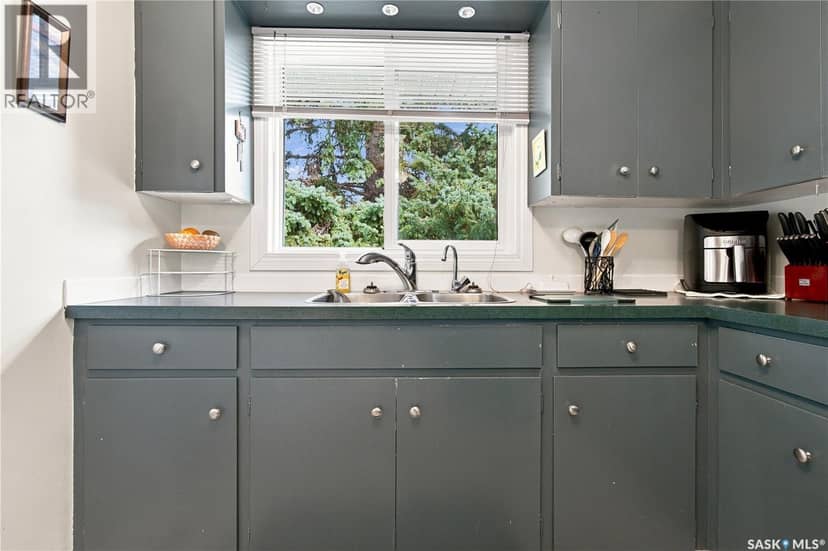 448 Robinson Street — photo 13 of 40