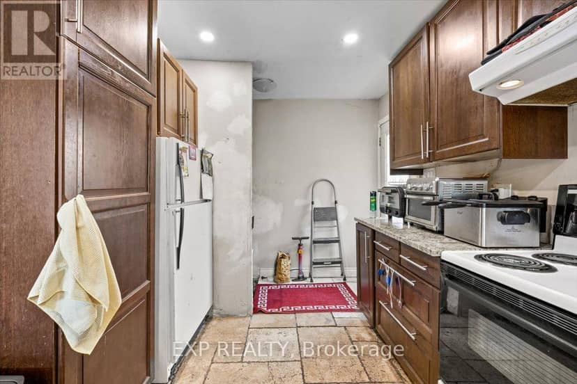 2670 Stone Crescent N — photo 12 of 33