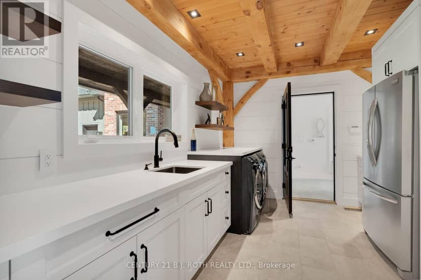 247 Lakeshore Road W — photo 19 of 40