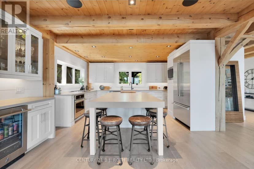 247 Lakeshore Road W — photo 13 of 40