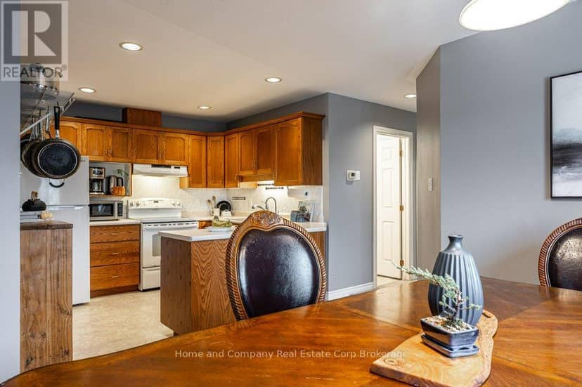 127 Walsh Crescent — photo 12 of 40