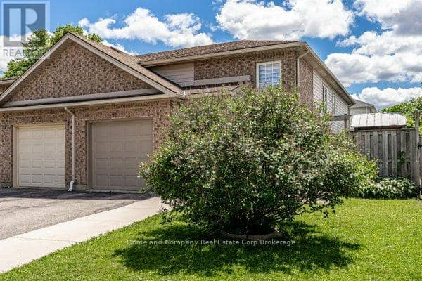 127 Walsh Crescent — photo 4 of 40