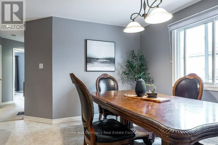 127 Walsh Crescent — photo 7 of 40