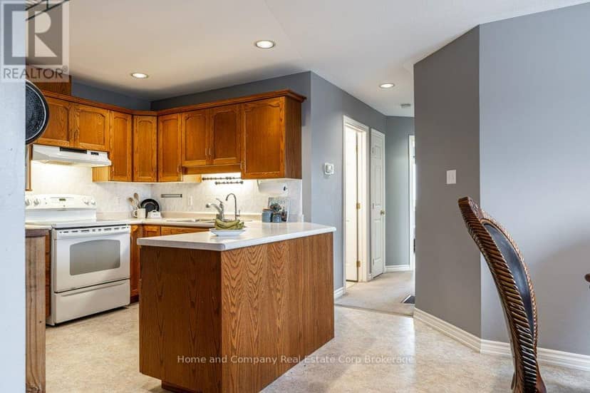 127 Walsh Crescent — photo 8 of 40