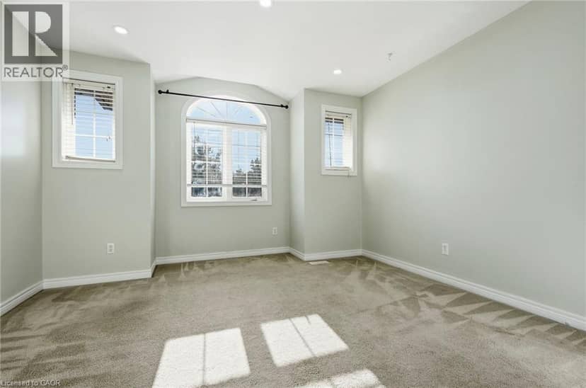 31 PEACHWOOD Crescent — photo 17 of 40