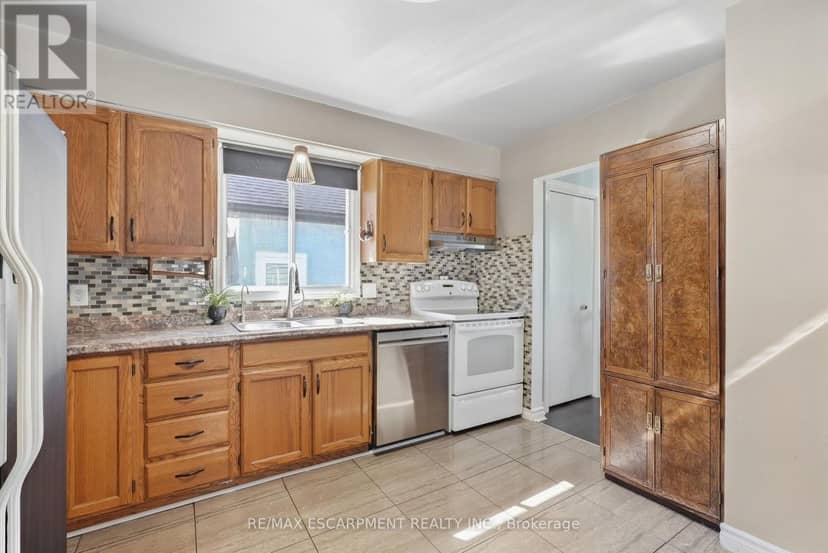34 Grantham Avenue S — photo 18 of 40