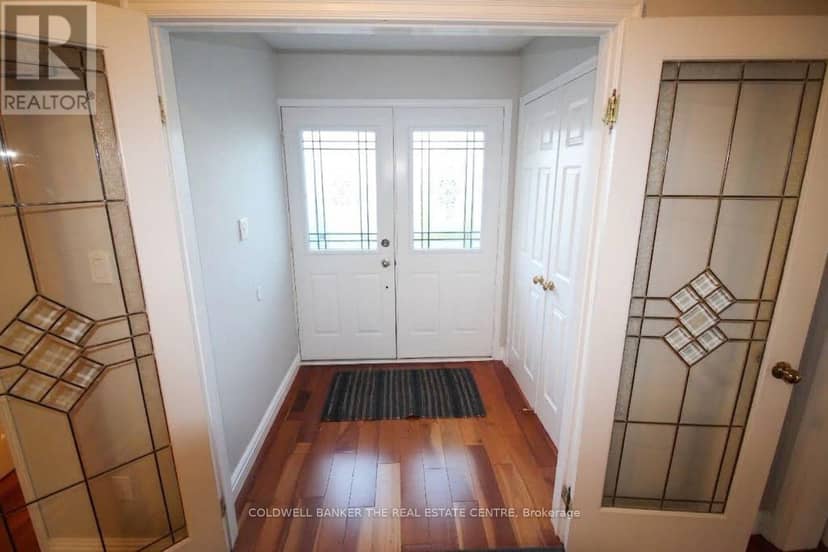 11 Ramsden Crescent — photo 2 of 26