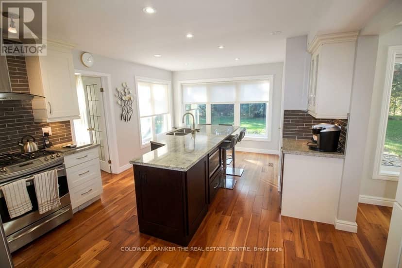 11 Ramsden Crescent — photo 4 of 26