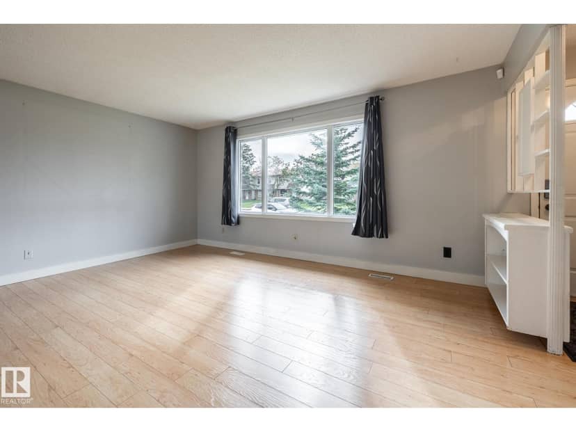 8836 150 AV NW — photo 12 of 40