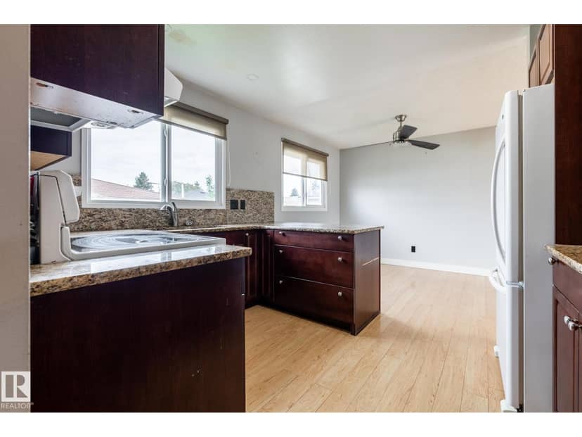 8836 150 AV NW — photo 10 of 40