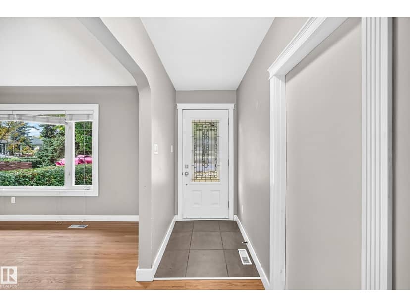 10715 133 ST NW — photo 9 of 40