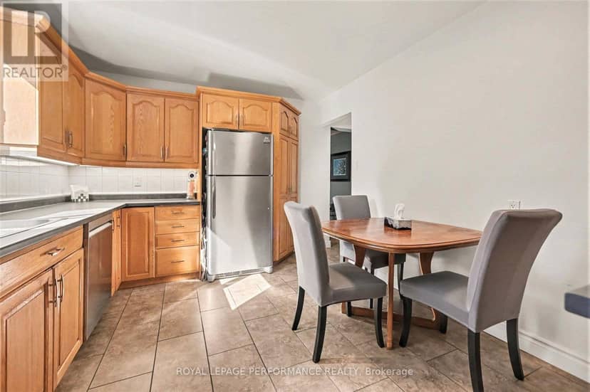 6284 Sundown Crescent — photo 13 of 37