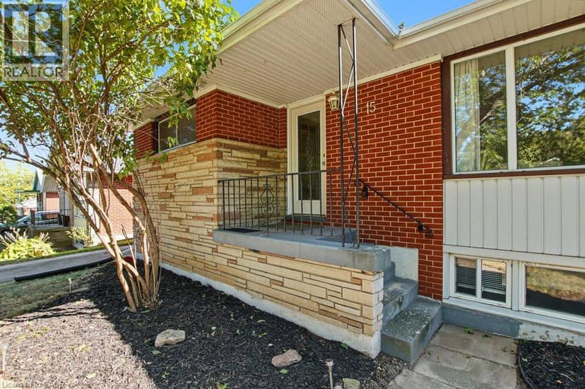 15 CARWYN Crescent — photo 4 of 40