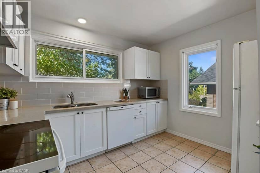 15 CARWYN Crescent — photo 11 of 40