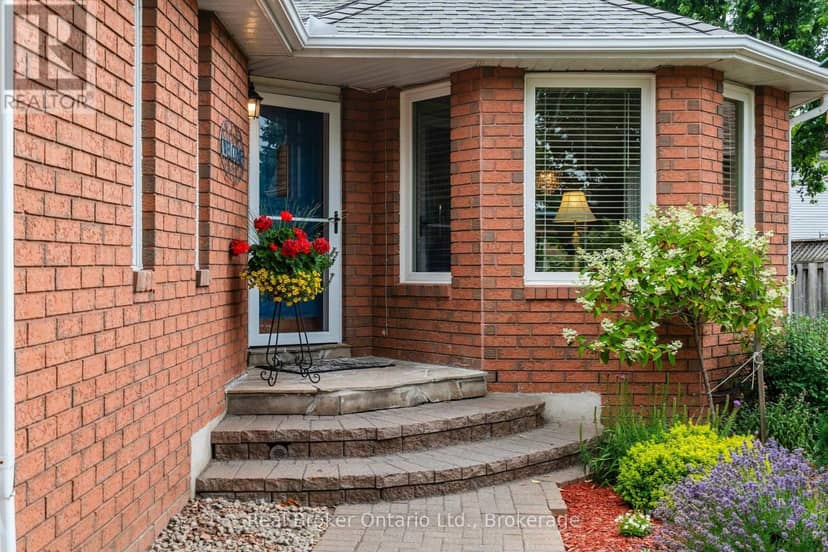 15 Neelands Street, Barrie, photo 2