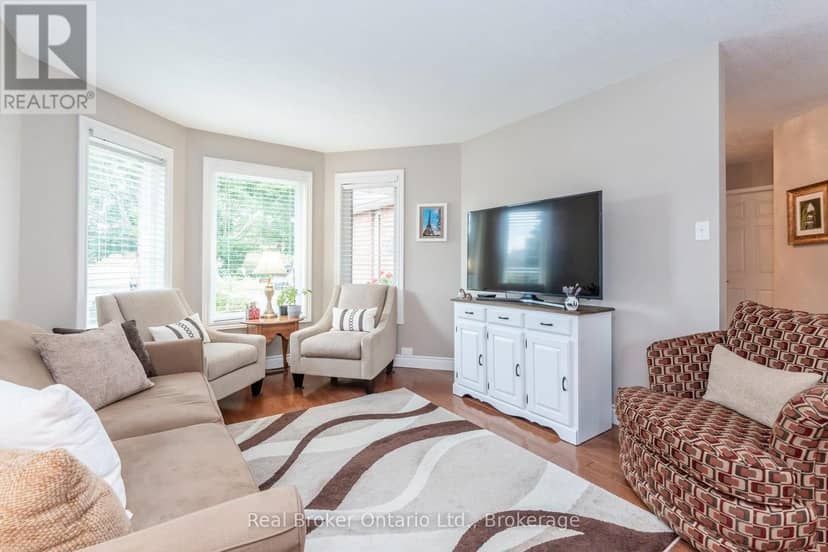 15 Neelands Street, Barrie, photo 3
