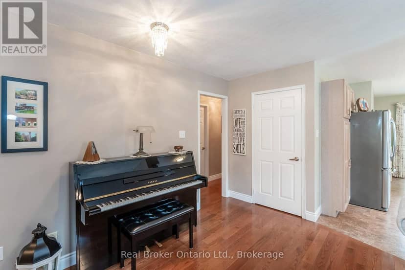 15 Neelands Street, Barrie, photo 5