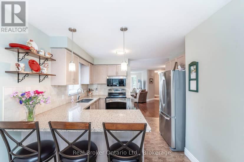 15 Neelands Street, Barrie, photo 8