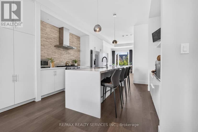 3878 Major Mackenzie Drive — photo 12 of 40