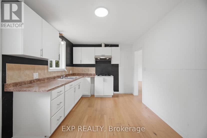 32 Maple Avenue E — photo 11 of 40