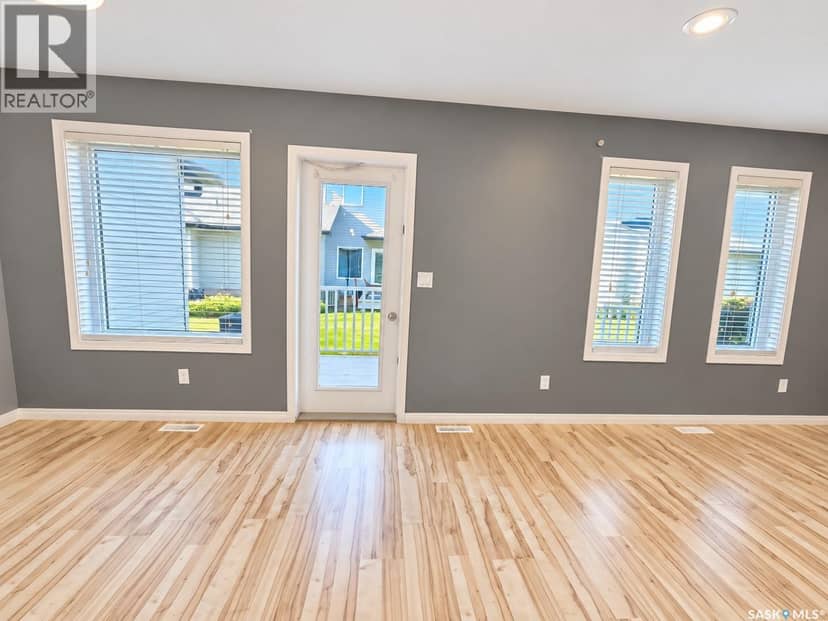 25 547 East Hampton BOULEVARD — photo 11 of 26