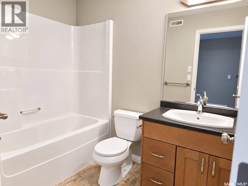 25 547 East Hampton BOULEVARD — photo 16 of 26