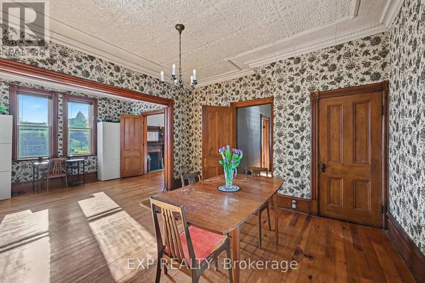 122 Clarence Street — photo 10 of 30