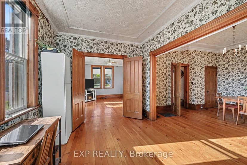 122 Clarence Street — photo 11 of 30