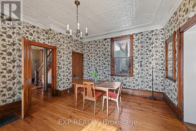 122 Clarence Street — photo 9 of 30