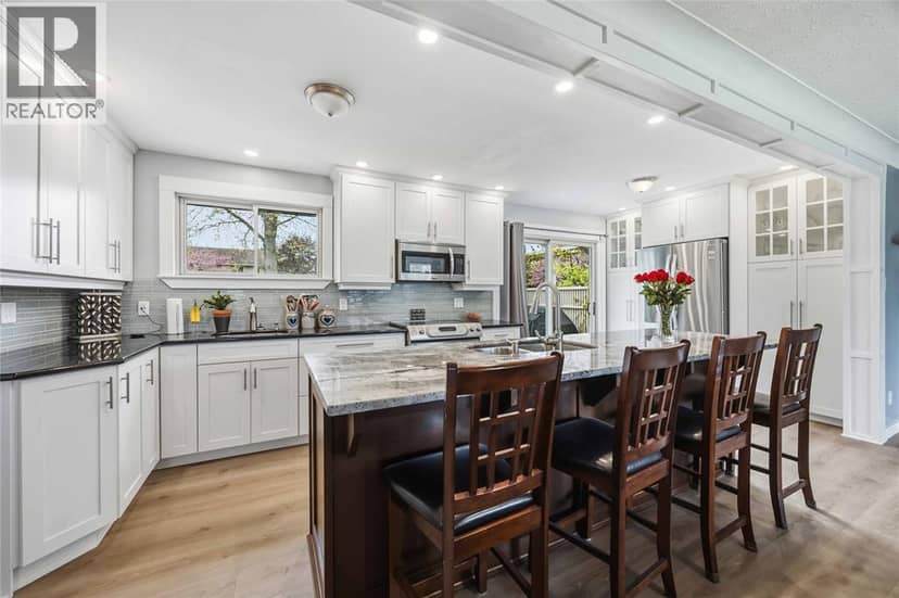 1705 Grace Avenue — photo 11 of 40