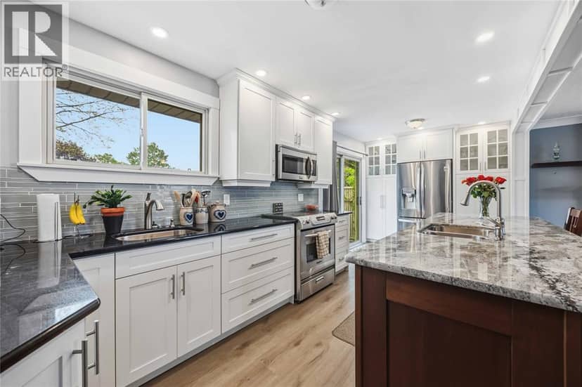 1705 Grace Avenue — photo 10 of 40