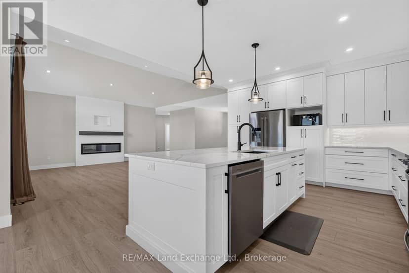 48 McTavish Crescent — photo 9 of 40