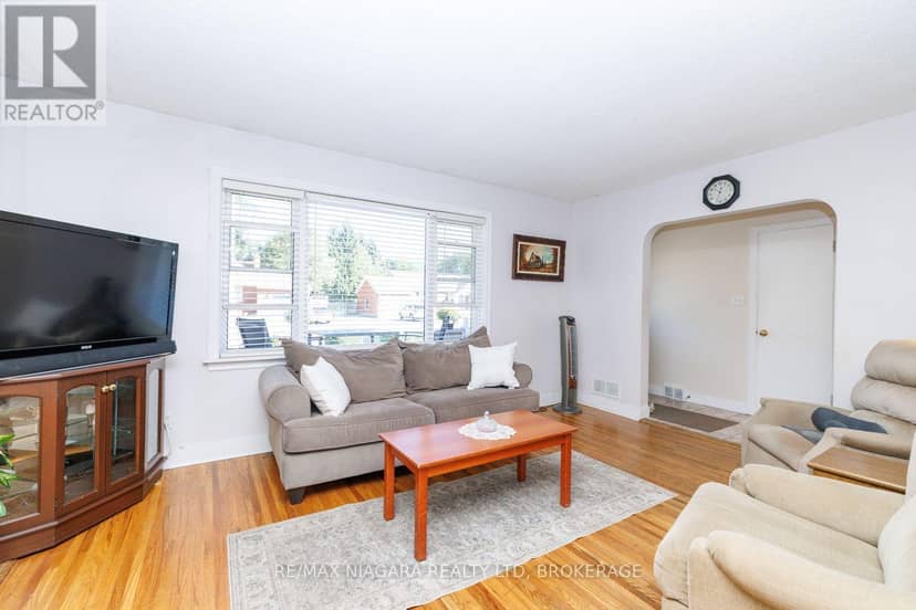 6424 Corwin Crescent — photo 8 of 35